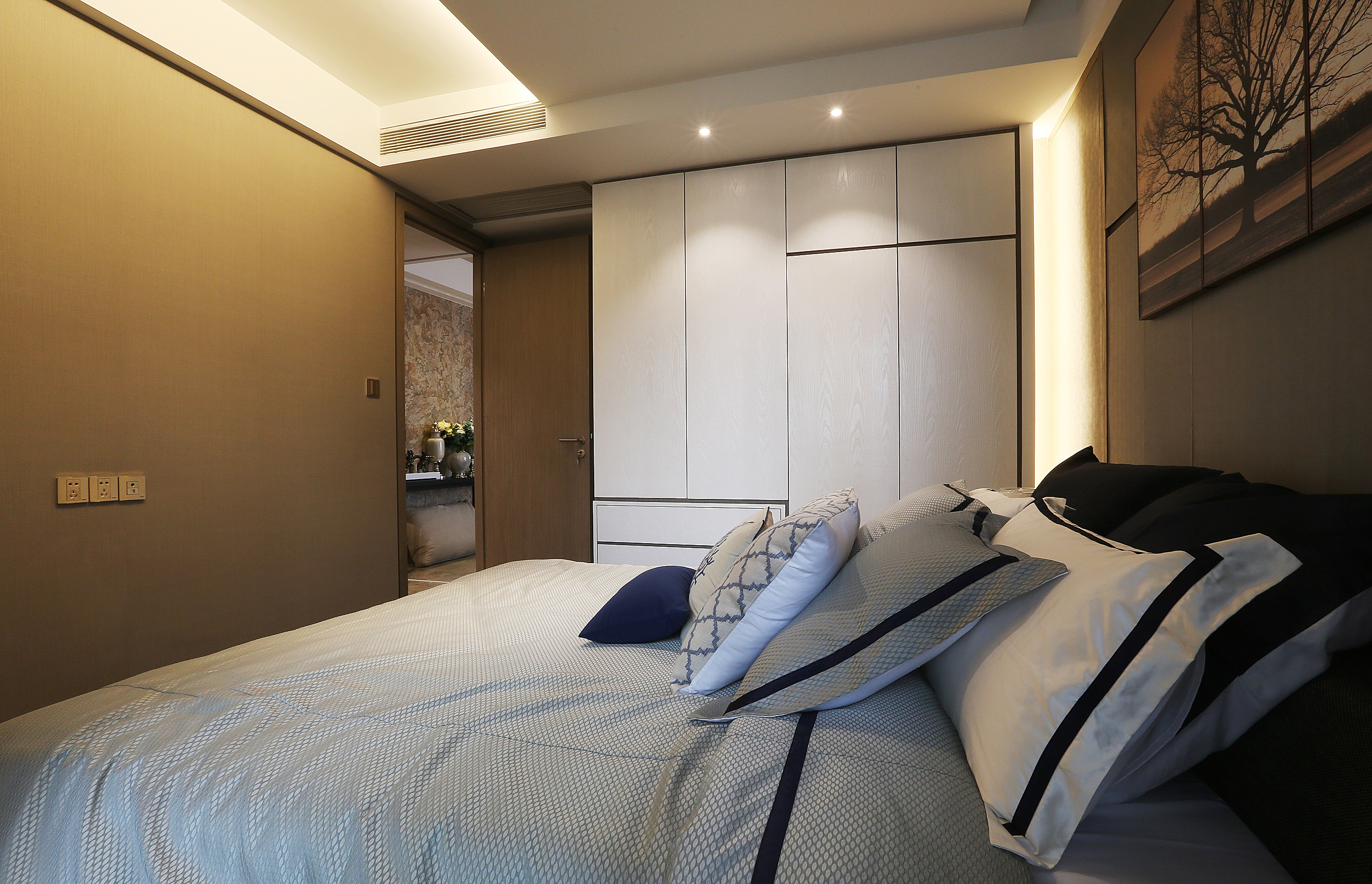 2024全屋定制裝修定制衣柜時有哪些方面需要注意的？